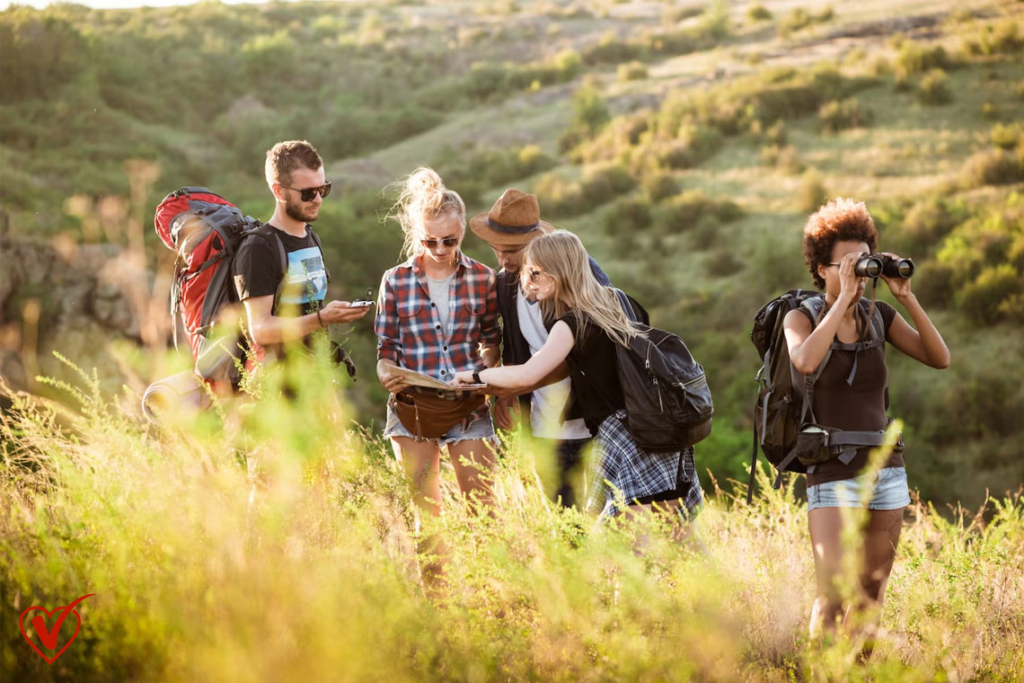 gruppo di ragazzi in viaggio di gruppo nella campagna